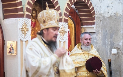 ▲	Ksiądz Piotr Nikolski, proboszcz parafii, słucha homilii  abp. Jerzego, ordynariusza diecezji wrocławsko-szczecińskiej.