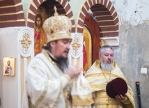 ▲	Ksiądz Piotr Nikolski, proboszcz parafii, słucha homilii  abp. Jerzego, ordynariusza diecezji wrocławsko-szczecińskiej.