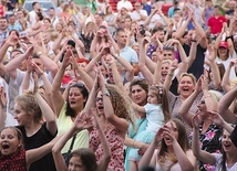 ▲	Podczas jednego z koncertów ewangelizacyjnych „Pod sztandarem Jezusa” organizowanych przez obie parafie jezuickie z Nowego Sącza. Zawsze gromadziło się wielu ludzi, którzy oddawali chwałę Najświętszemu Sercu Jezusowemu. Czas odpustowych łask też wielu ucieszy.