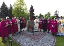 ▲	Z duszpasterzami przy figurze patronki.