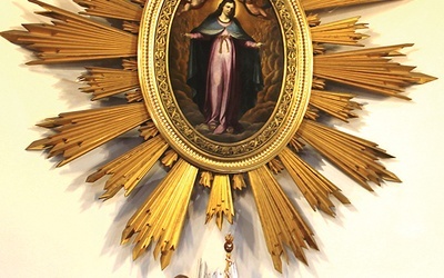 ◄	Spacerując po Starym Mieście, warto nawiedzić pierwszy w Polsce koronowany wizerunek Matki Bożej, znajdujący się w jezuickim sanktuarium Matki Bożej Łaskawej.