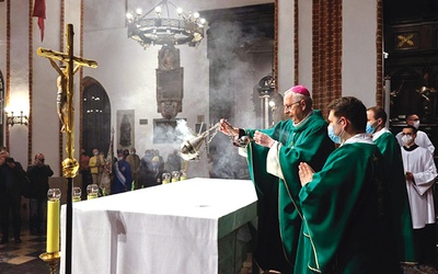 ▲	Na zakończenie Eucharystii metropolita poznański modlił się o obfite owoce nadchodzącej beatyfikacji kardynała.