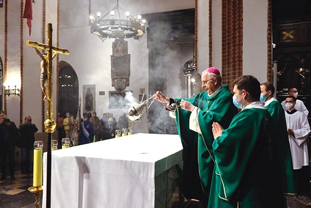 ▲	Na zakończenie Eucharystii metropolita poznański modlił się o obfite owoce nadchodzącej beatyfikacji kardynała.