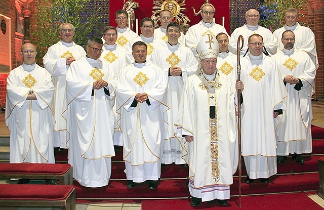 ▲	– Niech srebrny jubileusz będzie momentem zwrócenia większej uwagi na to, czego Pan Bóg ode mnie chce – mówił abp J. Kupny do jubilatów.