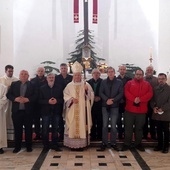 Grupowe pamiątkowe zdjęcie uczestników spotkania.