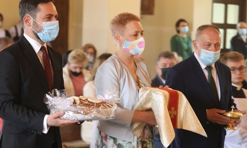 W procesji z darami: rodzice i brat ks. Pawła.