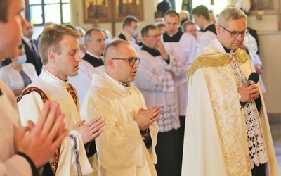 Do ołtarza w marklowickim kościele przyprowadził ks. Pawła Stawarczyka proboszcz ks. Bogdan Biel.