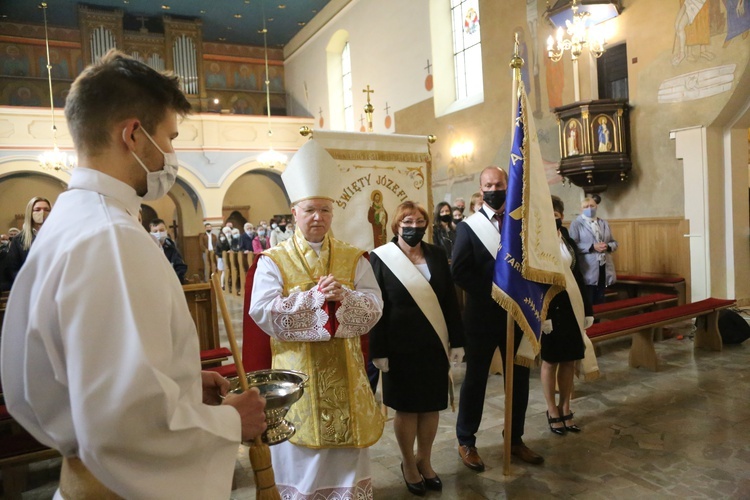 Sztandar AK w Zbylitowskiej Górze