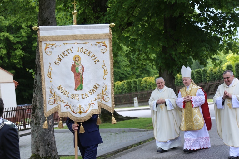 Sztandar AK w Zbylitowskiej Górze
