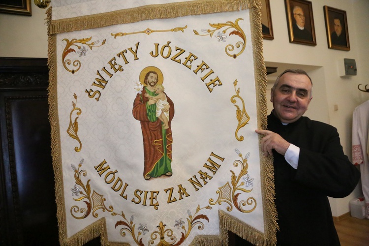 Sztandar AK w Zbylitowskiej Górze