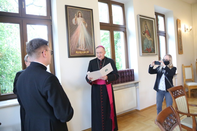 Wręczenie aplikat na pierwsze parafie