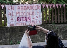 "Uściski dla małego Eitana od nas wszystkich" - mieszkańcy, wywieszając takie transparenty, chcieli pokazać swoją solidarność z walczącym o życie chłopcem.