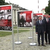 Leszek Ruszczyk (z lewej) i Adam Duszyk podczas otwarcia plenerowej wystawy.