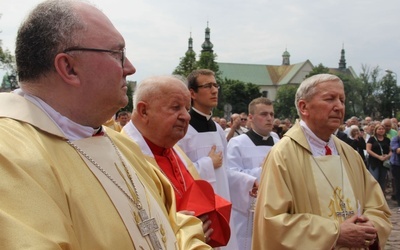 Kard. Dziwisz: Czy wolno godzić się, by w Polsce nie szanowano osoby i świętości Jana Pawła II?