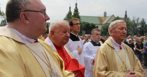 Kard. Dziwisz: Czy wolno godzić się, by w Polsce nie szanowano osoby i świętości Jana Pawła II?