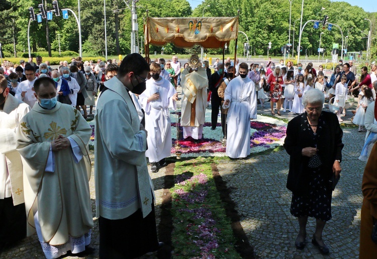 Boże Ciało 2021 w parafii św. Jadwigi na Kozanowie - piękne dywany