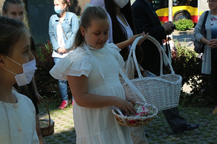 Boże Ciało 2021 w parafii św. Jadwigi na Kozanowie - piękne dywany