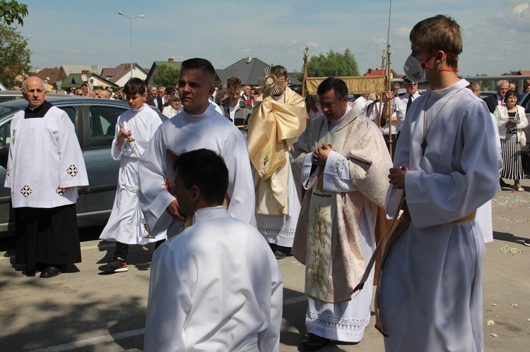 Tarnobrzeg. Procesja Bożego w parafii Miłosierdzia Bożego.