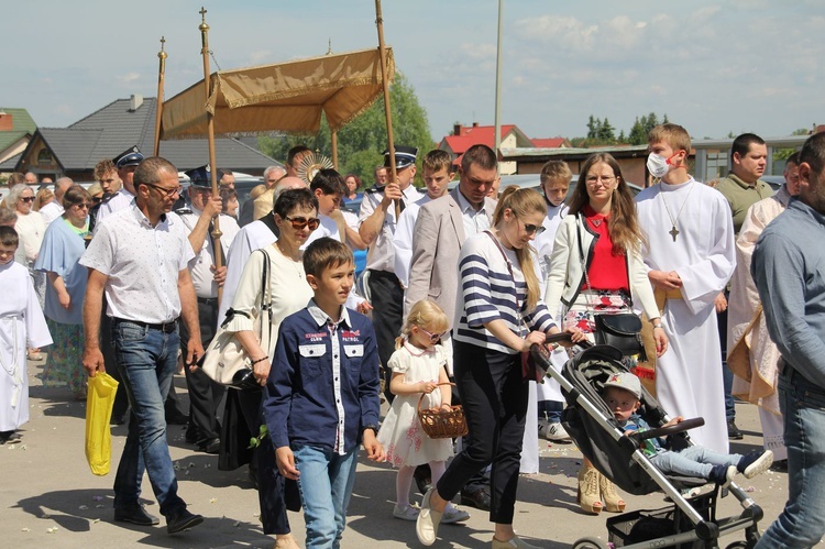 Tarnobrzeg. Procesja Bożego w parafii Miłosierdzia Bożego.