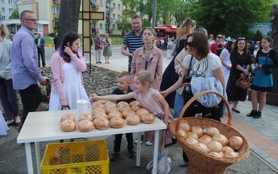 Rozprowadzanie chlebków to już kilkuletnia tradycja w tej parafii.