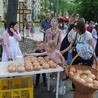 Rozprowadzanie chlebków to już kilkuletnia tradycja w tej parafii.
