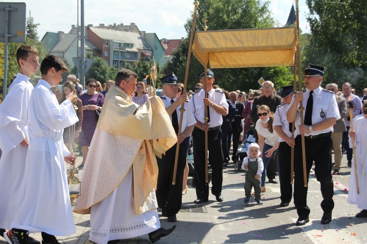 Tarnobrzeg. Procesja Bożego w parafii Miłosierdzia Bożego.