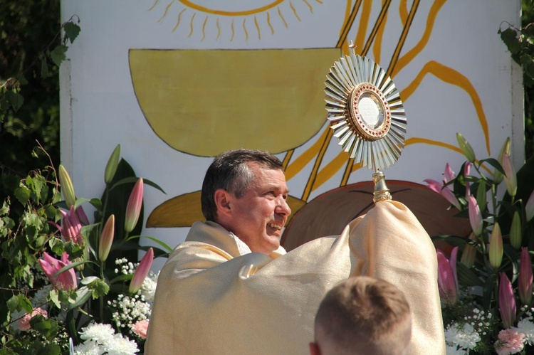 Tarnobrzeg. Procesja Bożego w parafii Miłosierdzia Bożego.