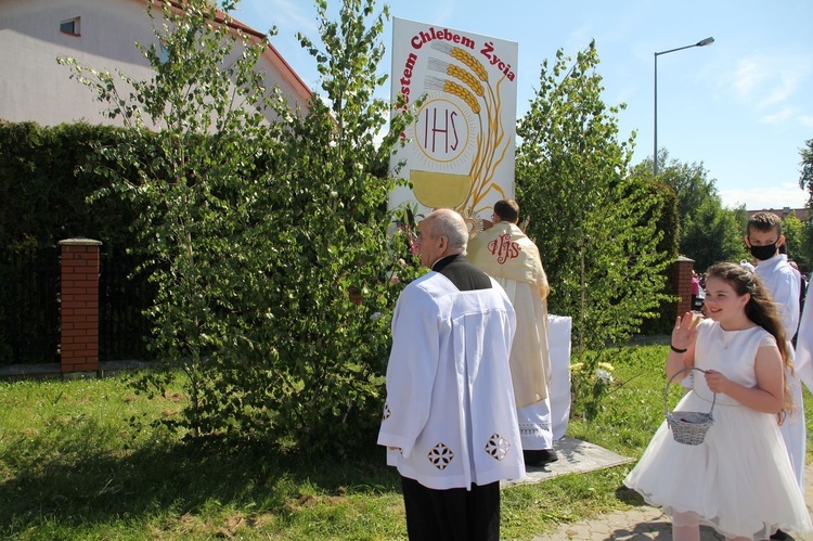 Tarnobrzeg. Procesja Bożego w parafii Miłosierdzia Bożego.