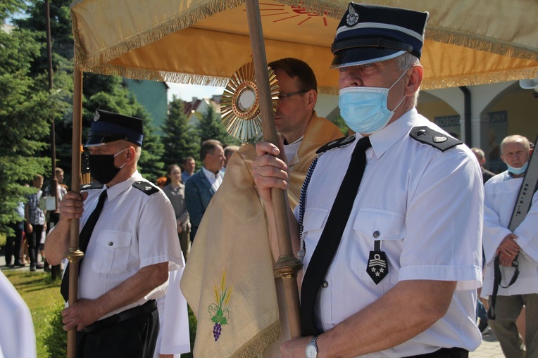 Tarnobrzeg. Procesja Bożego w parafii Miłosierdzia Bożego.