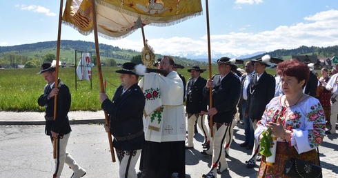 Podhale. Boże Ciało z widokiem na Giewont