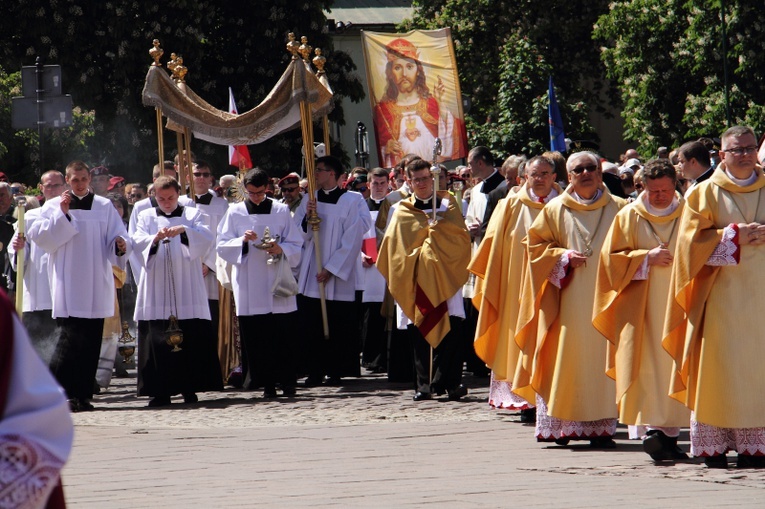 Boże Ciało 2021. Procesja z Wawelu na Rynek Główny