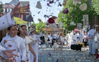 Bp Dajczak: Jezus chce, byśmy stawali się Eucharystią