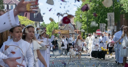 Bp Dajczak: Jezus chce, byśmy stawali się Eucharystią
