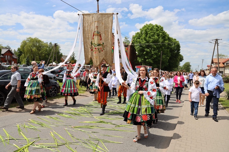 Trasa procesji usłana była tatarakiem.