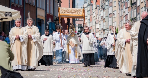 Procesja eucharystyczna przeszła ulicami Głównego Miasta.