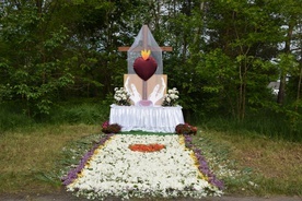 Jeden z ołtarzy w parafii Bełchów.