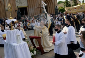 Publicznemu uwielbieniu Najświętszego Sakramentu przewodniczył bp Marek Solarczyk.