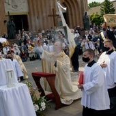 Publicznemu uwielbieniu Najświętszego Sakramentu przewodniczył bp Marek Solarczyk.