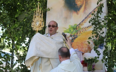 Błogosławieństwo eucharystyczne przy każdym ołtarzu poprzedziła modlitwa i odczytany fragment Ewangelii.