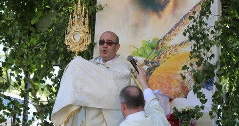 Błogosławieństwo eucharystyczne przy każdym ołtarzu poprzedziła modlitwa i odczytany fragment Ewangelii.