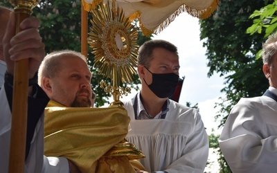 Procesja wyruszyła po Mszy św., której przewodniczył ks. Krzysztof Chmielewski.