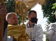 Procesja wyruszyła po Mszy św., której przewodniczył ks. Krzysztof Chmielewski.