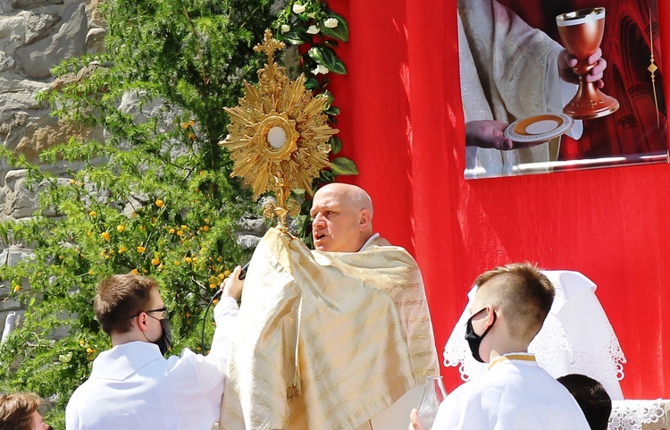 Najświętszy Sakrament przy ołtarzu przygotowanym przez Odnowę w Duchu Świętym.