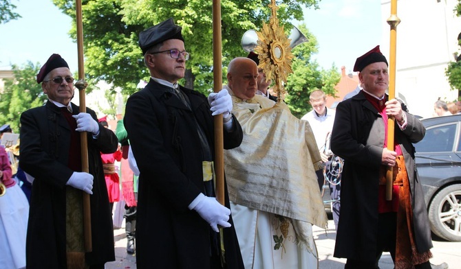 Biskup Piotr Greger przewodniczył uroczystości Bożego Ciała w żywieckiej parafii konkatedralnej.