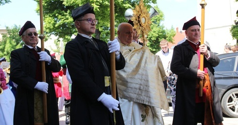 Biskup Piotr Greger przewodniczył uroczystości Bożego Ciała w żywieckiej parafii konkatedralnej.