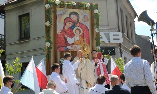 Najświętszy Sakrament przy ołtarzu przygotowanym przez Domowy Kościół.