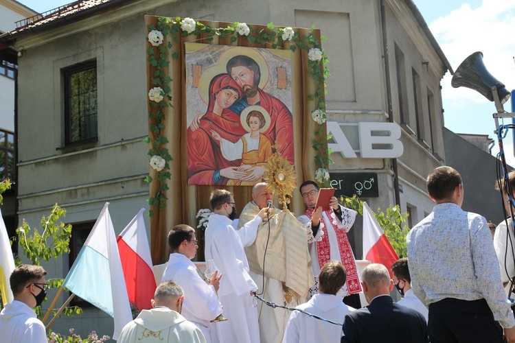 Najświętszy Sakrament przy ołtarzu przygotowanym przez Domowy Kościół.