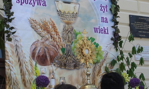 Najświętszy Sakrament przy ołtarzu przygotowanym przez wspólnotę WJ12.