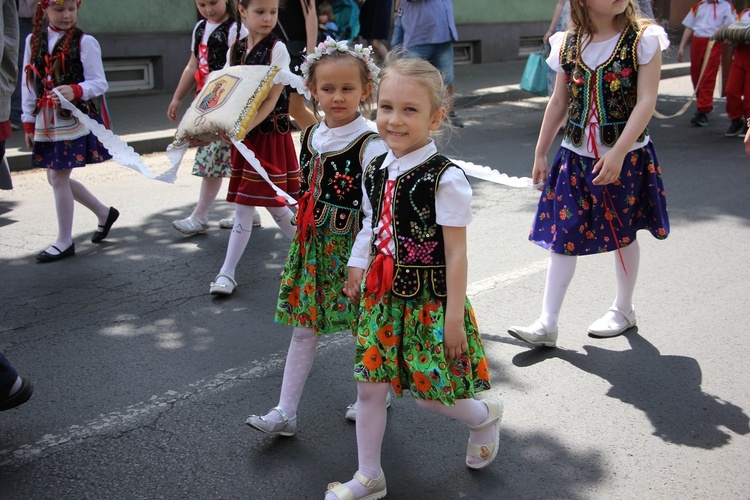 W procesji eucharystycznej czynny udział wzięły przedszkolaki.