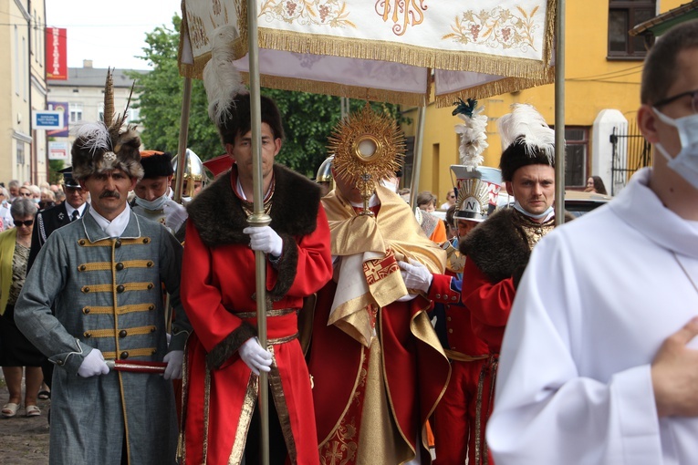 Asystę przy kapłanach niosących Najświętszy Sakrament pełnili panowie w strojach szlacheckich.